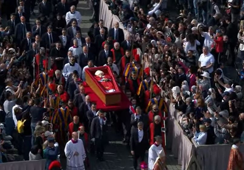 La muerte del papa Francisco: así llegaba el féretro a la Basílica vaticana​