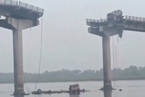 India: colapsó un puente y varios vehículos cayeron al agua​