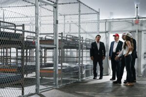 Ron DeSantis redobla la apuesta contra los migrantes y promete otro centro de detención como el Alligator Alcatraz​