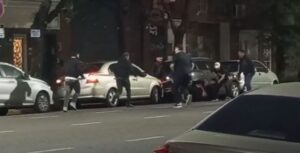 Video: el momento de la pelea que dejó dos jóvenes apuñalados a la salida de un boliche en Palermo​