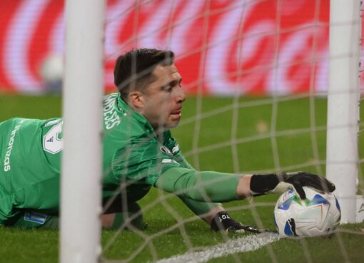 La jugada que salvó Facundo Cambeses, convalidó el VAR, ahogó el grito de Vélez y desató la locura de Racing