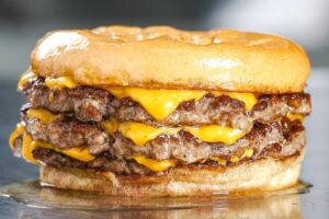 Hamburguesas a $2500: la promoción que busca romper un récord el domingo 21 de septiembre​
