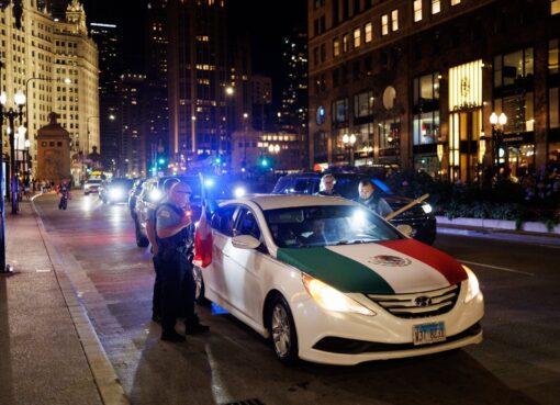 La advertencia a los conductores en Chicago: de cuánto es la multa por llevar banderas en el auto