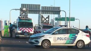 Autopista Buenos Aires-La Plata: murió un hombre de 35 años tras chocar su moto contra un camión​