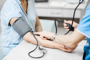 Hipertensión: un cardiólogo reveló el valor ideal de presión y cómo medirla para prevenir infartos y ACV​