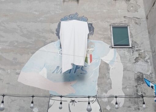 Nápoles: taparon el icónico mural de Diego Maradona por una protesta