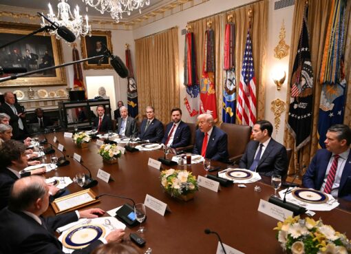 Tras la reunión bilateral, Caputo buscó calmar a los mercados y Werthein anticipó un posible anuncio para este miércoles