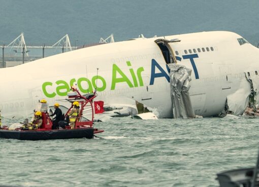 Video: el increíble accidente de un avión de carga que se salió de la pista y cayó al mar