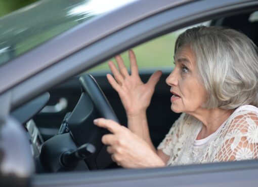 A qué edad habría que dejar de manejar autos, según un estudio internacional