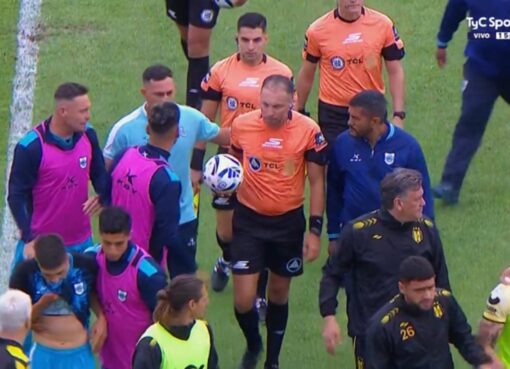 Se suspendió un partido de la Primera Nacional por amenazas al árbitro ¡adentro del vestuario!