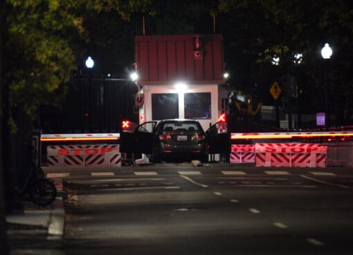 Detuvieron a un hombre por chocar su auto contra una puerta de seguridad fuera de la Casa Blanca