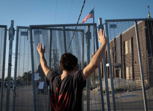 Alerta creciente en las escuelas e iglesias de Illinois ante el aumento de redadas del ICE