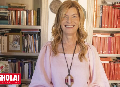 Abre las puertas de su casa. Soledad Costantini, editora y directora del Malba Literatura, posa junto a su marido, Eugenio Aguirre