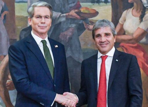 The Wall Street Journal asegura que Caputo negocia con Bessent expandir el acceso de EE.UU. al uranio argentino