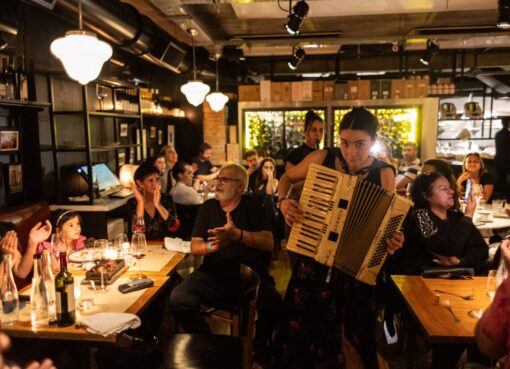 Sin subirse a un avión: restaurantes con ambientaciones y puestas en escena que transportan a otros países