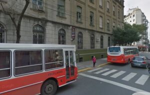 Tres adolescentes sufrieron quemaduras durante un experimento químico en un colegio de Palermo​
